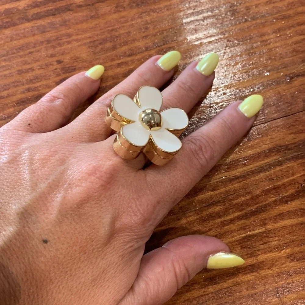 Limited-Edition 2007 Marc Jacobs “Daisy” Statement Perfume Ring - Picture 3 of 17
